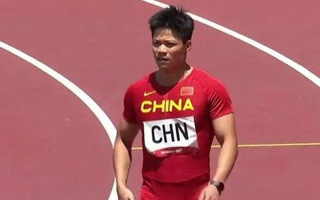 客厅里ying乱亲女h视频